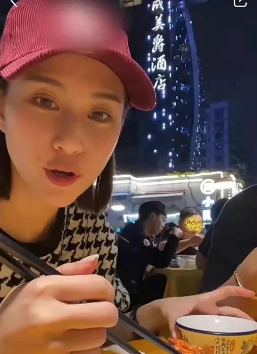 娱乐吃瓜小妹子是谁